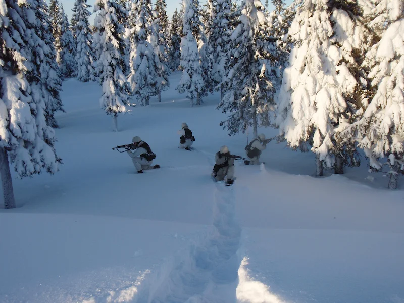 Svenska norrlandsjägare i snötäckt skog.