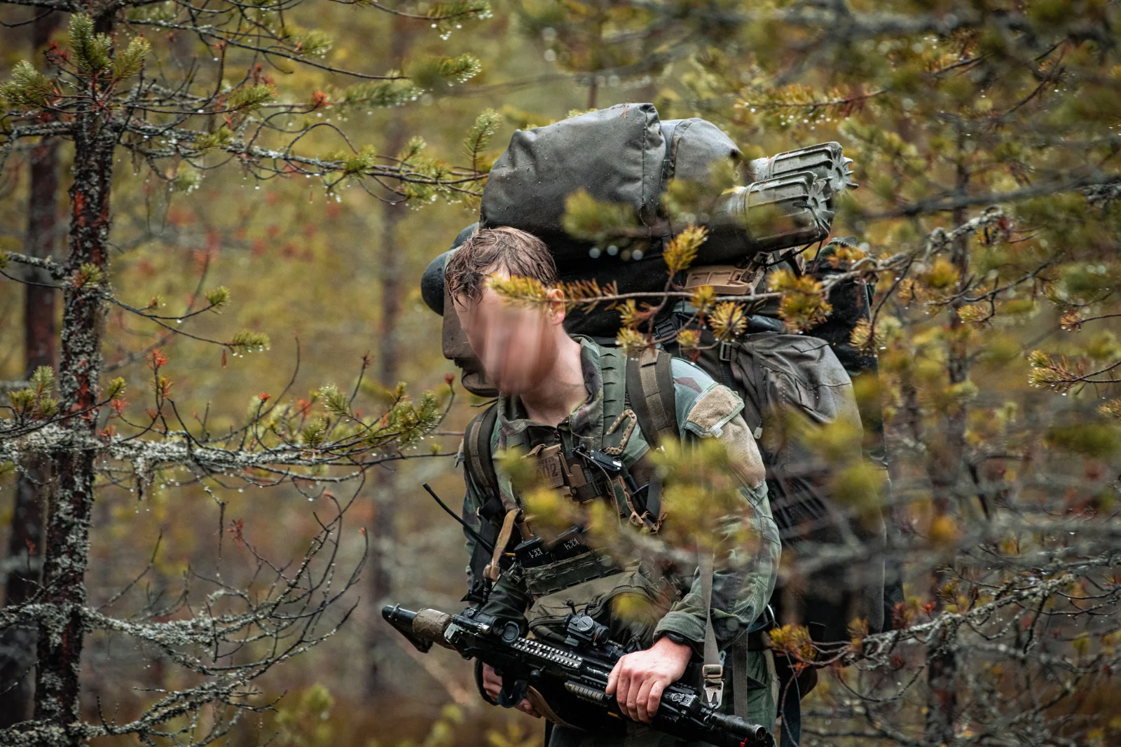 Svensk K3-jägare under övning i Älvdalen, 2025. Ansiktet är anonymiserat i originalbilden.